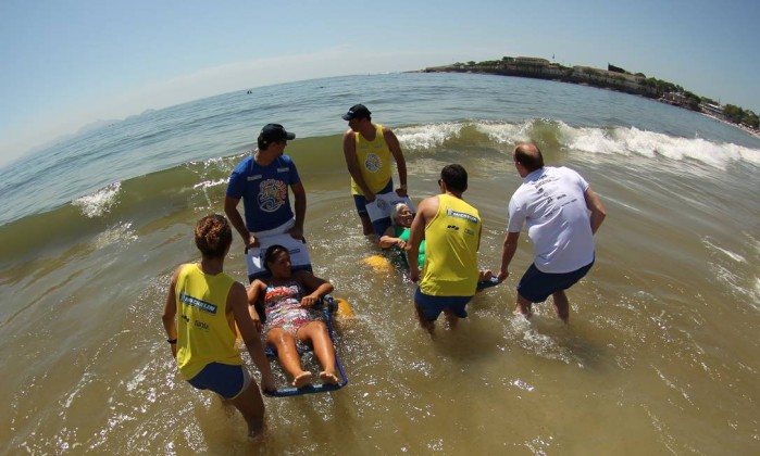 Projeto Praia para todos no RJ : Nos meses de abril e maio, a atividade oferecida será o banho de mar, aproveitem!
