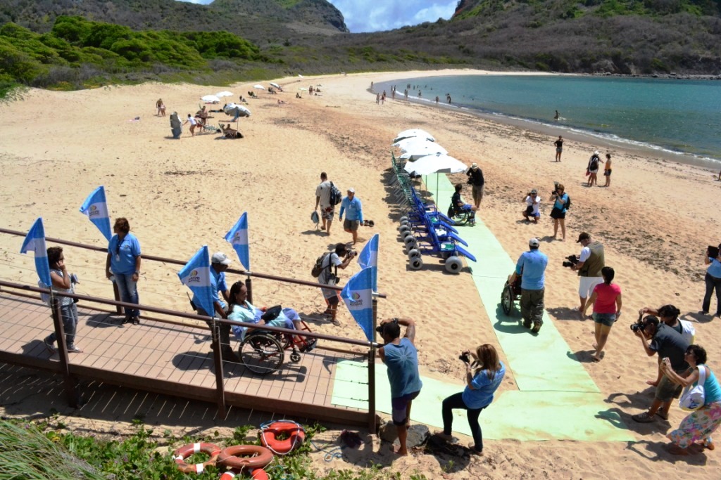 Brasil - Noronha torna praia acessível a cadeirantes