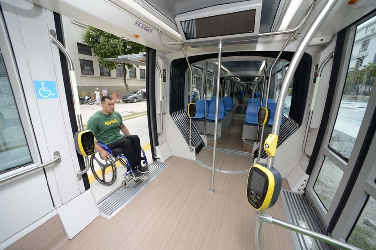 Atleta paralimpico testando acessibilidade no VLT e mais...Paralimpíada deixa Rio mais acessível para pessoa com deficiência