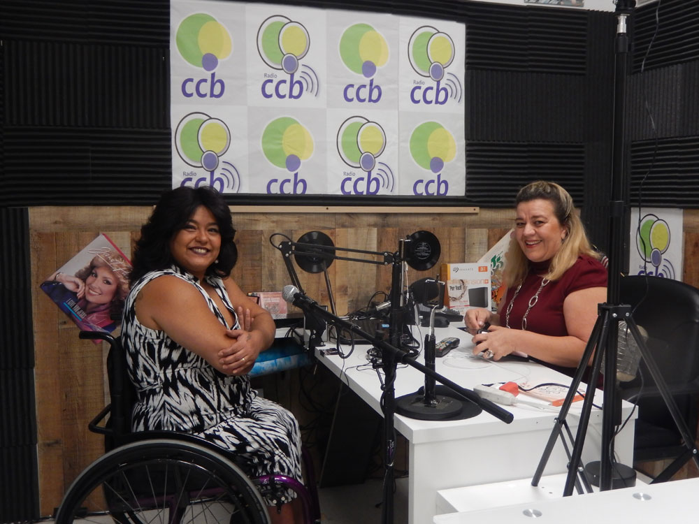 Debora Pedroso entrevistada na Florida pela rádio CCB