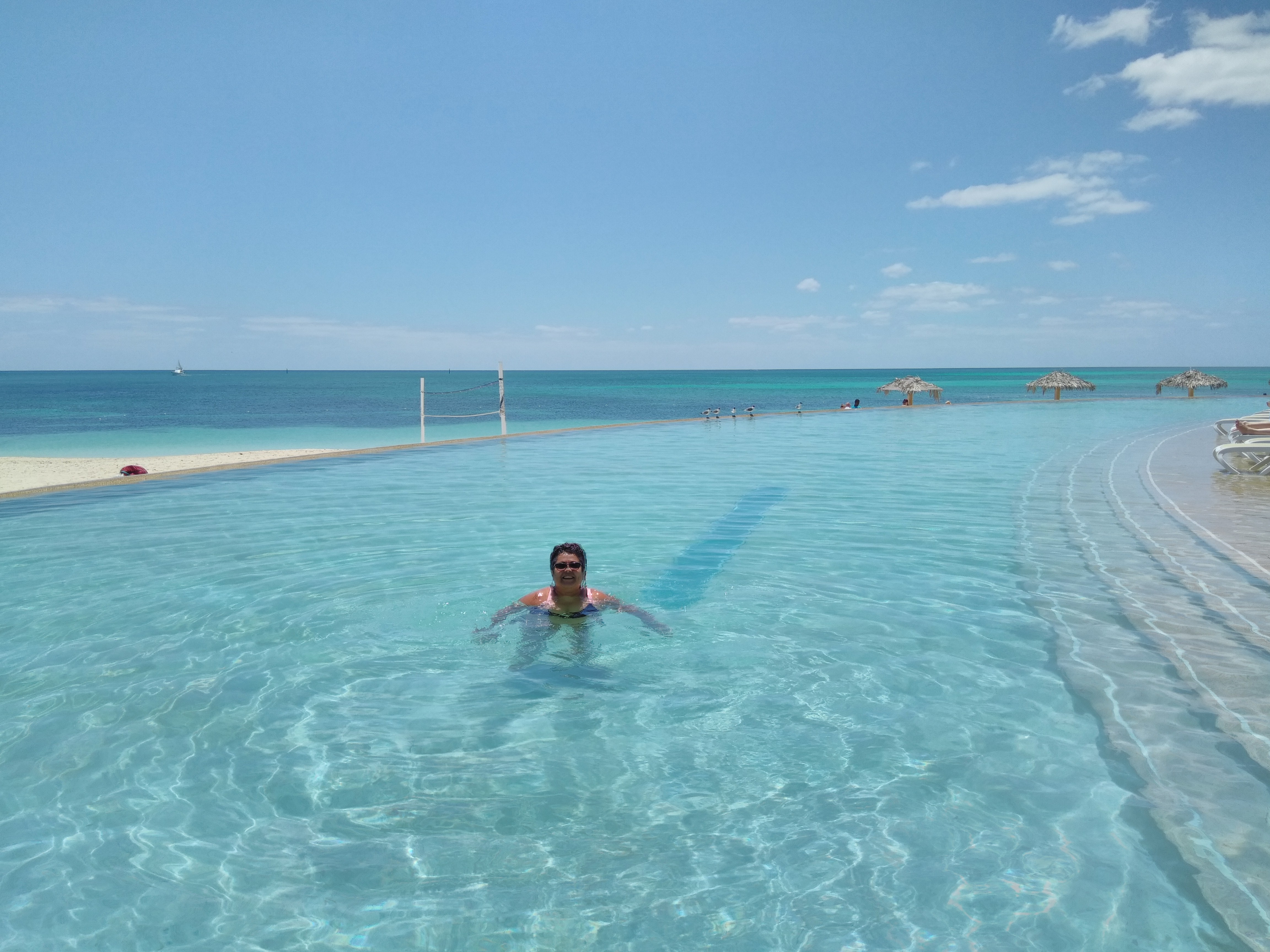 Cruzeiro para Bahamas, piscina com fundo infinito, maravilhosa!